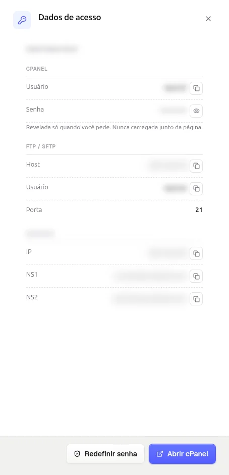 Painel lateral Dados de acesso com os blocos cPanel, FTP/SFTP e Servidor, valores borrados, ícone de olho na senha e os botões Redefinir senha e Abrir cPanel no rodapé