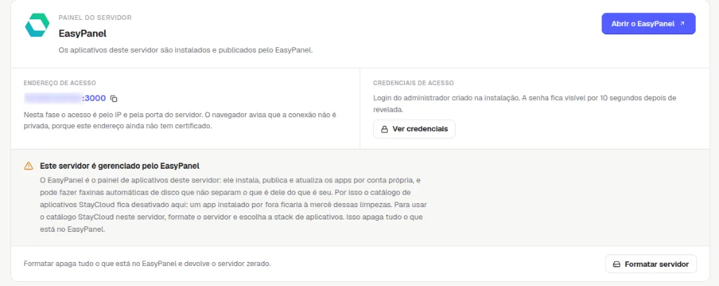 Aba Apps de uma VPS com o Easypanel: botão Abrir o EasyPanel, endereço de acesso pela porta 3000, botão Ver credenciais e o aviso Este servidor é gerenciado pelo EasyPanel, com o botão Formatar servidor