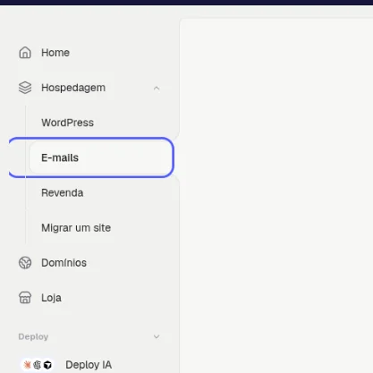 Menu da esquerda com o subitem E-mails, dentro de Hospedagem, destacado
