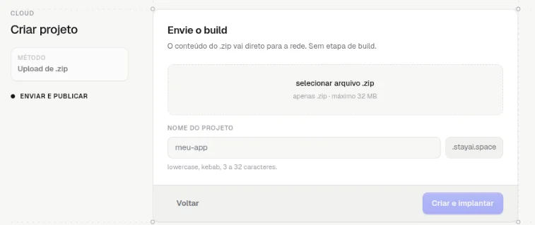 Etapa Envie o build com a área selecionar arquivo .zip (apenas .zip, máximo 32 MB), o campo Nome do projeto com o final .stayai.space e os botões Voltar e Criar e implantar