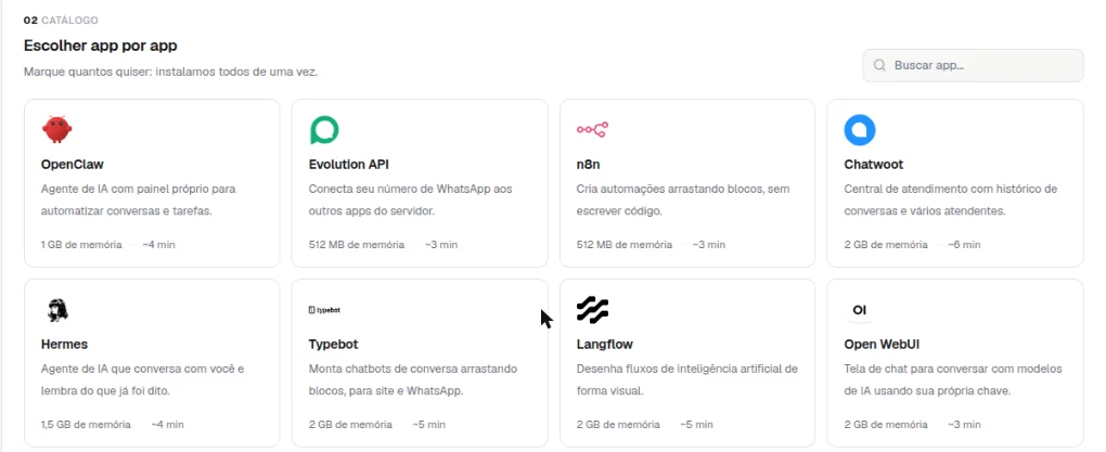 Catálogo Escolher app por app na aba Apps da VPS, com cards de OpenClaw, Evolution API, n8n, Chatwoot, Hermes, Typebot, Langflow e Open WebUI, cada um com a memória necessária e o tempo de instalação