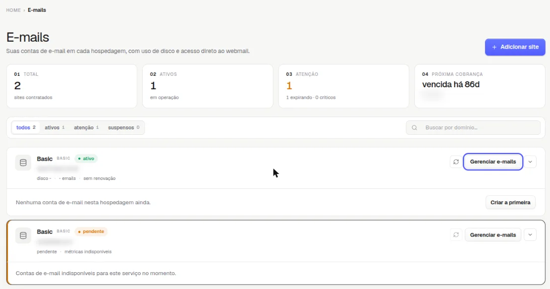 Página E-mails com o resumo de sites contratados, ativos, atenção e próxima cobrança, os filtros todos, ativos, atenção e suspensos e os cartões das hospedagens com o botão Gerenciar e-mails destacado