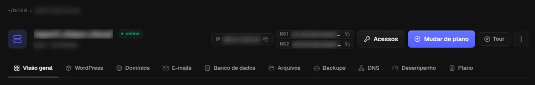 Topo da página do site com o status online, IP, nameservers, os botões Acessos, Mudar de plano e Tour, e as abas Visão geral, WordPress, Domínios, E-mails, Banco de dados, Arquivos, Backups, DNS, Desempenho e Plano