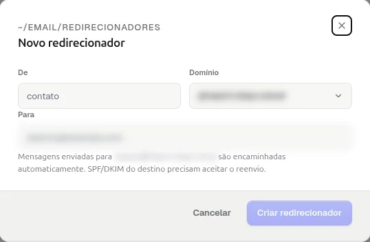 Janela Novo redirecionador com os campos De, Domínio borrado e Para, o aviso sobre SPF e DKIM do destino e os botões Cancelar e Criar redirecionador