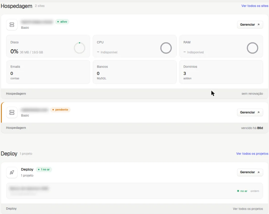 Cartões de hospedagem com status, plano, uso de disco, CPU e RAM, e-mails, bancos e domínios, o botão Gerenciar e o cartão Deploy com os projetos no ar