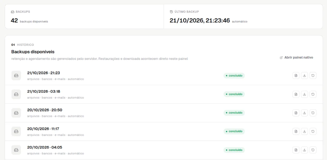 Aba Backups com o total de backups disponíveis, a data do último backup automático e a lista de backups com data, hora, conteúdo e status concluído