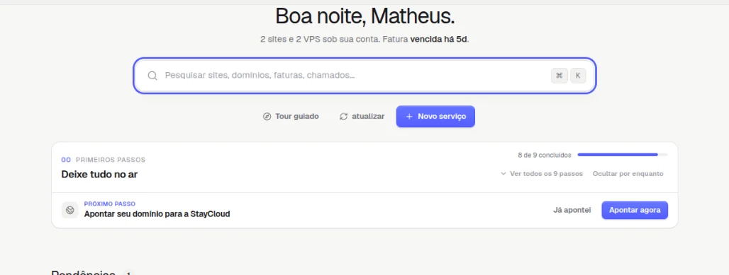 Página inicial do painel com a barra de busca Pesquisar sites, domínios, faturas, chamados destacada