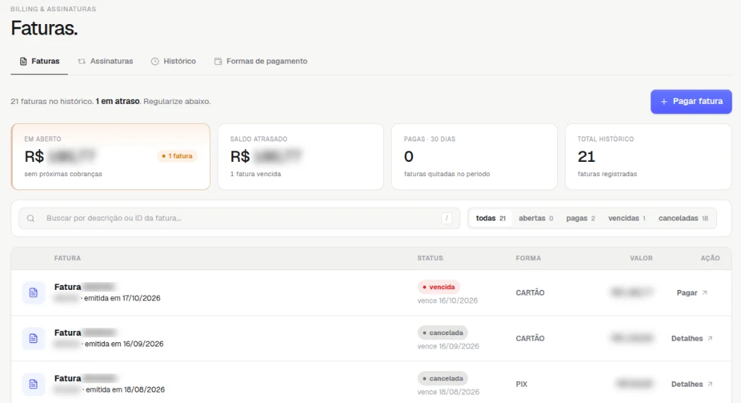 Página Faturas: o resumo com o valor em aberto e o saldo atrasado, o botão Pagar fatura, os filtros e a lista de faturas com status, forma, valor e a ação Pagar