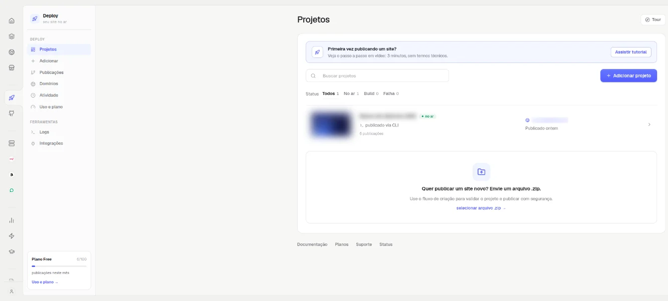 Página Projetos do Deploy, com o menu próprio à esquerda, o botão Adicionar projeto, um projeto publicado com o nome e o endereço borrados, e o quadro do plano com as publicações do mês