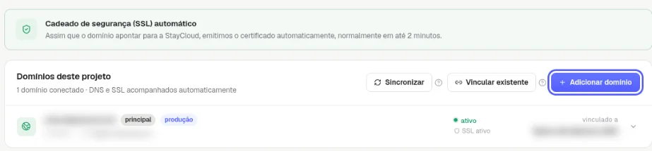Aba Domínios com o aviso de SSL automático, a lista Domínios deste projeto com um domínio principal de produção (borrado), o estado ativo e SSL ativo, e o botão Adicionar domínio destacado