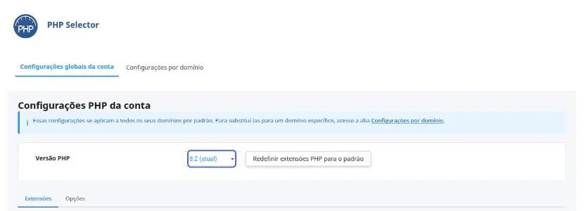 PHP Selector com as abas Configurações globais da conta e Configurações por domínio, o aviso de que as configurações valem para todos os domínios e a lista Versão PHP destacada mostrando 8.2 (atual)