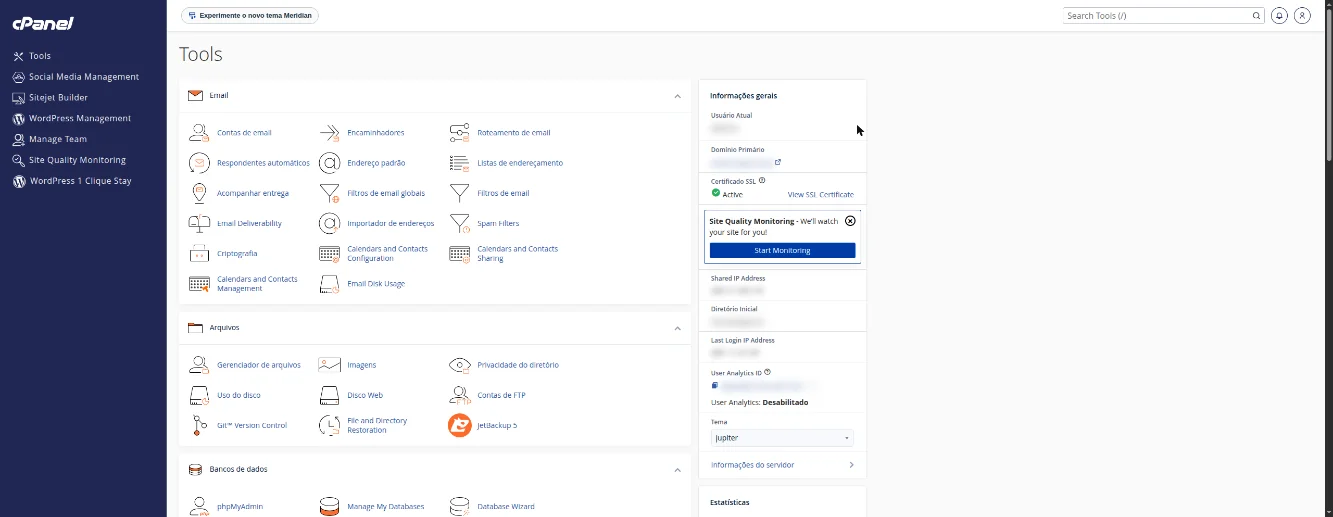 Tela inicial do cPanel com o menu lateral, os blocos Email, Arquivos e Bancos de dados e, à direita, os quadros Informações gerais e Estatísticas com dados borrados